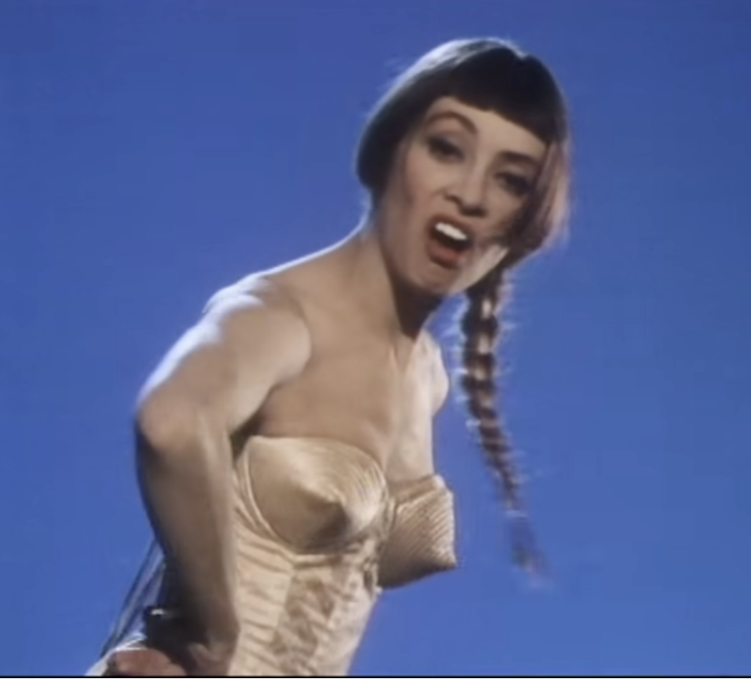 Le corset avant le cône : comment Catherine Ringer portait Gaultier cinq ans avant Madonna